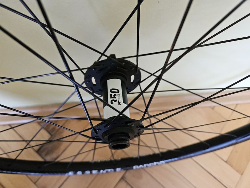 Zapletená kola PanchoWheels Essence 29, náboje DT Swiss 350 a dráty Sapim CX Ray
