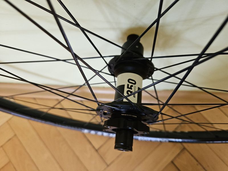 Zapletená kola PanchoWheels Essence 29, náboje DT Swiss 350 a dráty Sapim CX Ray