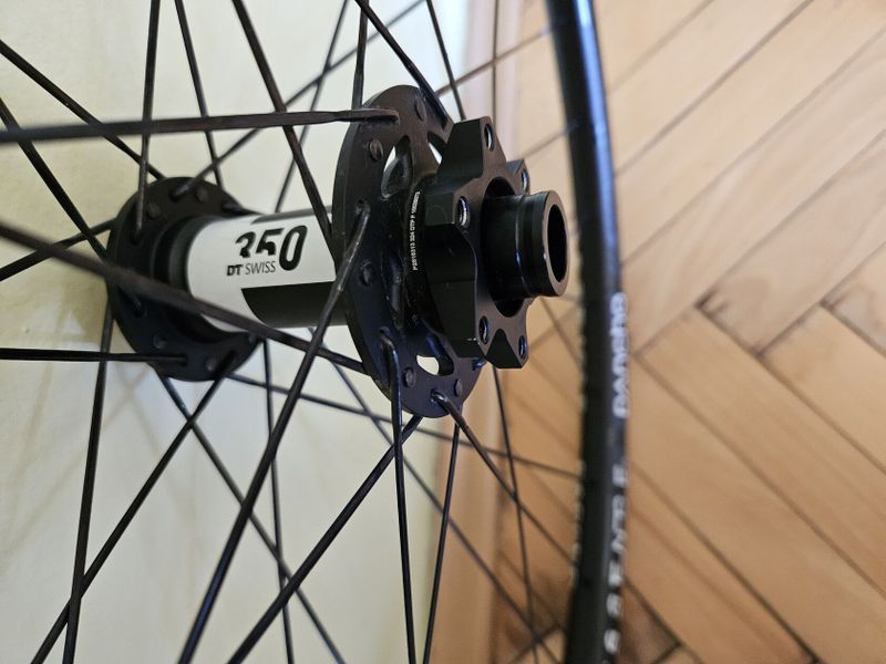 Zapletená kola PanchoWheels Essence 29, náboje DT Swiss 350 a dráty Sapim CX Ray