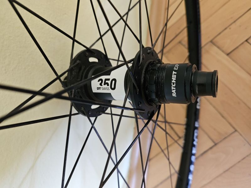 Zapletená kola PanchoWheels Essence 29, náboje DT Swiss 350 a dráty Sapim CX Ray