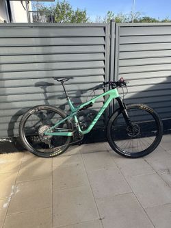 Canyon Lux WC CF6 s teleskopickou sedlovou