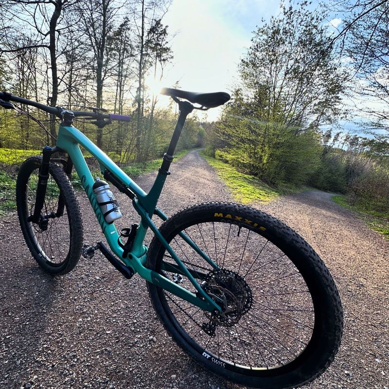 Canyon Lux WC CF6 s teleskopickou sedlovou