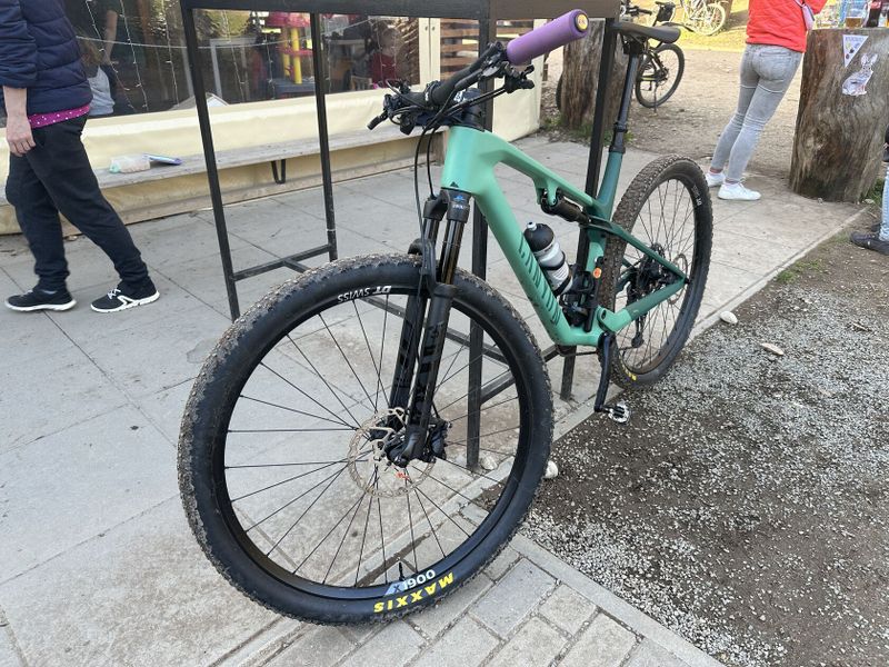 Canyon Lux WC CF6 s teleskopickou sedlovou