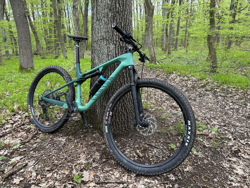 Canyon Lux WC CF6 s teleskopickou sedlovou