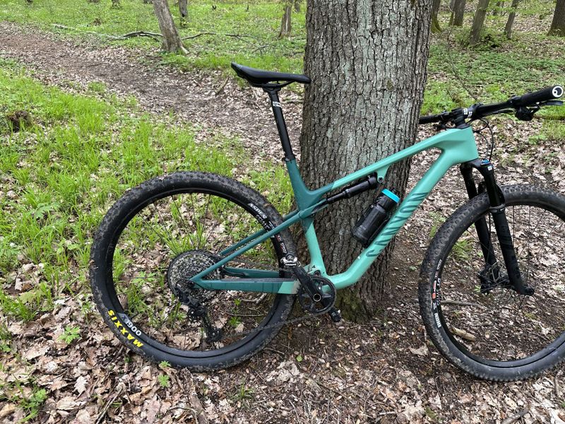 Canyon Lux WC CF6 s teleskopickou sedlovou