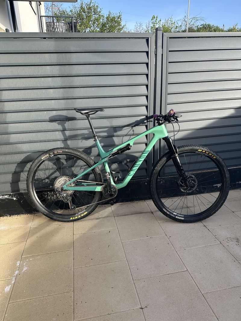 Canyon Lux WC CF6 s teleskopickou sedlovou
