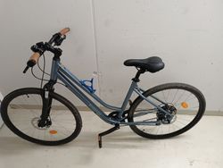 Trekingové kolo Decathlon Riverside 500 – nízký rám, tmavě modré (Velikost S)