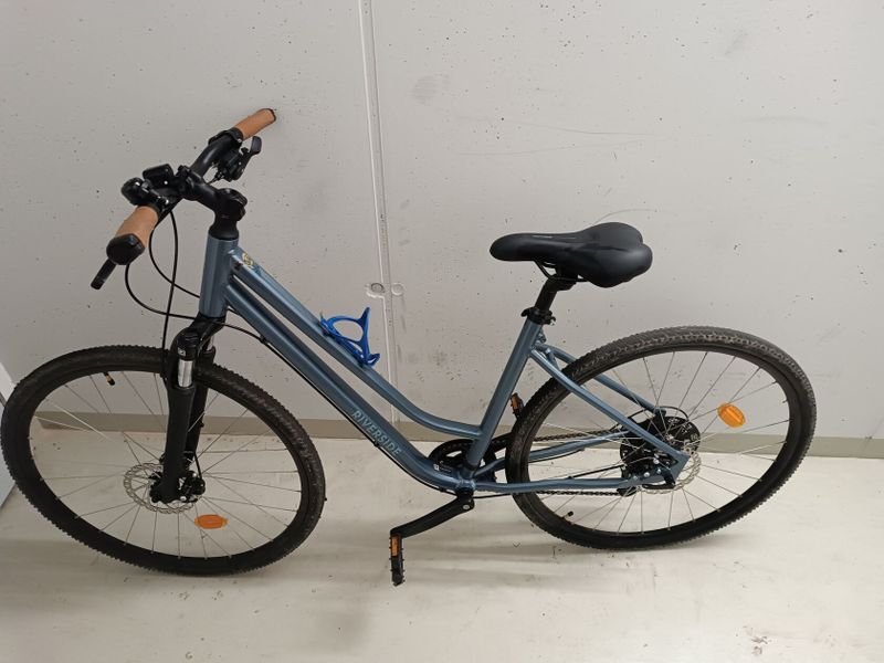 Trekingové kolo Decathlon Riverside 500 – nízký rám, tmavě modré (Velikost S)