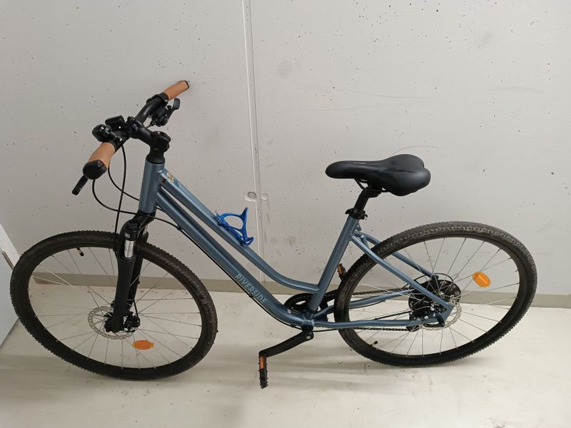 Trekingové kolo Decathlon Riverside 500 – nízký rám, tmavě modré (Velikost S)
