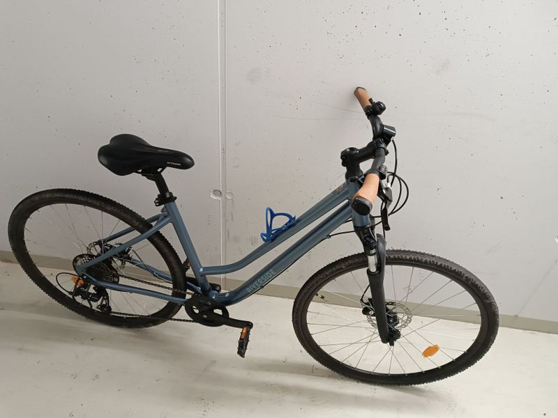 Trekingové kolo Decathlon Riverside 500 – nízký rám, tmavě modré (Velikost S)
