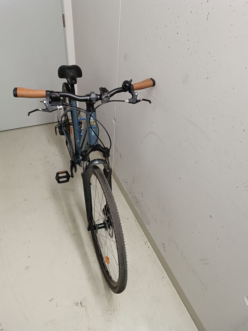 Trekingové kolo Decathlon Riverside 500 – nízký rám, tmavě modré (Velikost S)