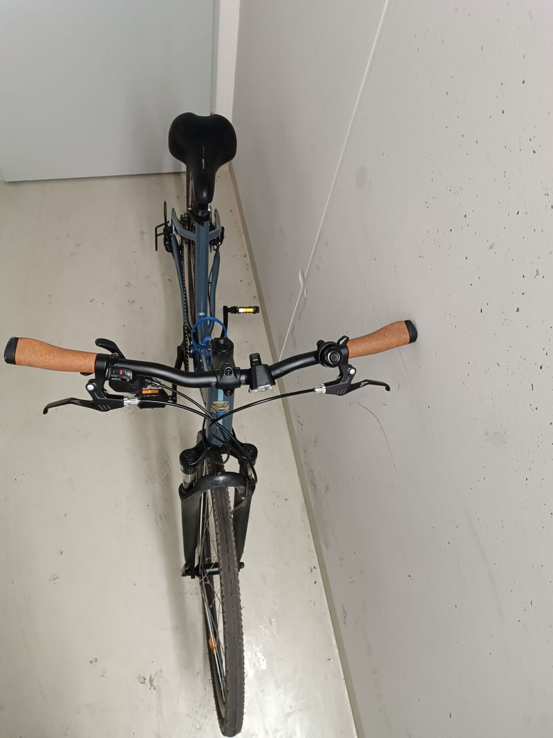 Trekingové kolo Decathlon Riverside 500 – nízký rám, tmavě modré (Velikost S)