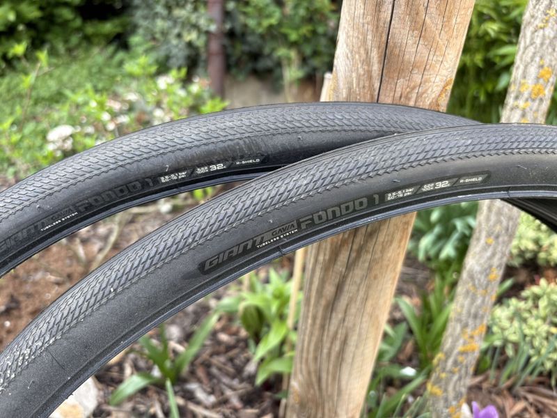 Prodám nejeté pláště GIANT Gavia Fondo 1 (700x32c) - cena za pár