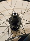 Sada Giant etrto 584x23, přední 15x100, zadní 12x148 ořech HG Shimano, kotouč 6 děr