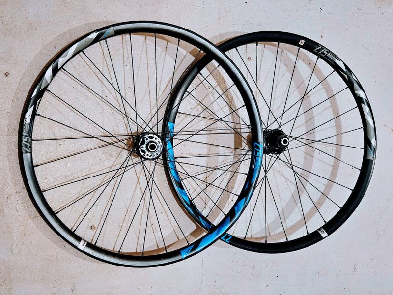 Sada Giant etrto 584x23, přední 15x100, zadní 12x148 ořech HG Shimano, kotouč 6 děr