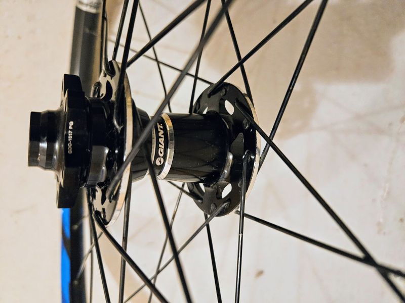 Sada Giant etrto 584x23, přední 15x100, zadní 12x148 ořech HG Shimano, kotouč 6 děr