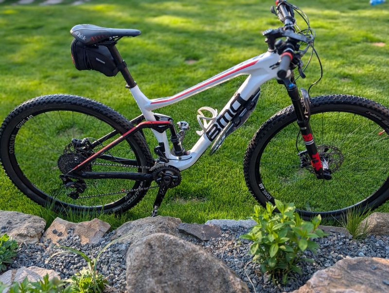BMC Agonist Two – karbonové celoodpružené XC/Trail kolo, velikost L