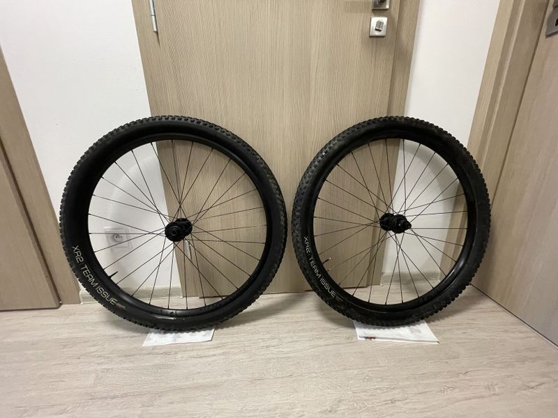 Horská kola Bontrager Kovee Comp TLR Boost 29˝ s bezdušovými pláštěmi XR2 Team Issue TLR
