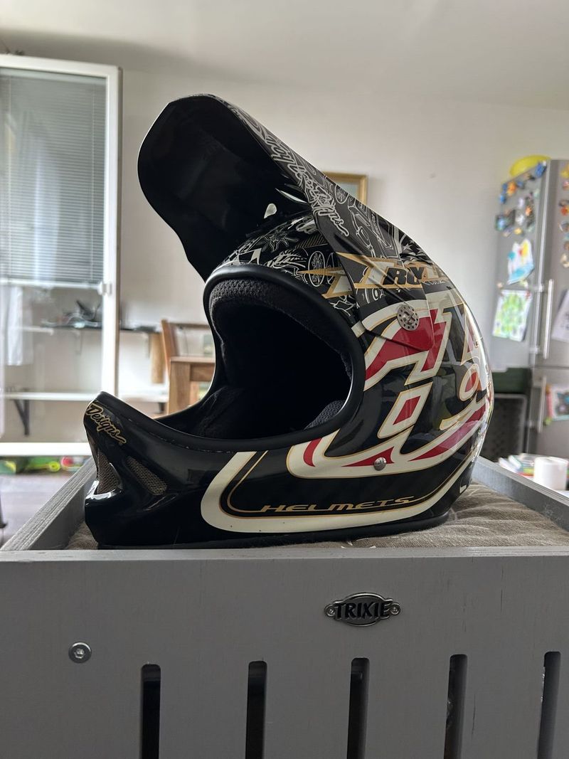 Troy Lee Designs D2 Carbon