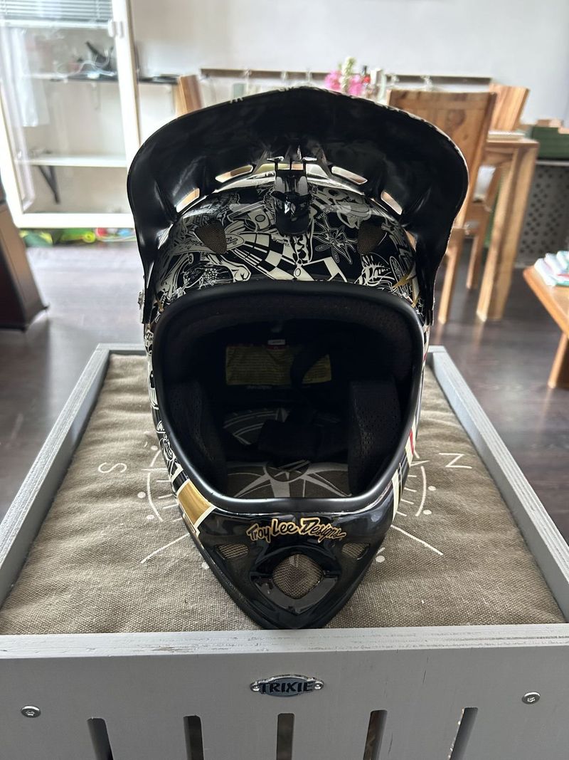 Troy Lee Designs D2 Carbon