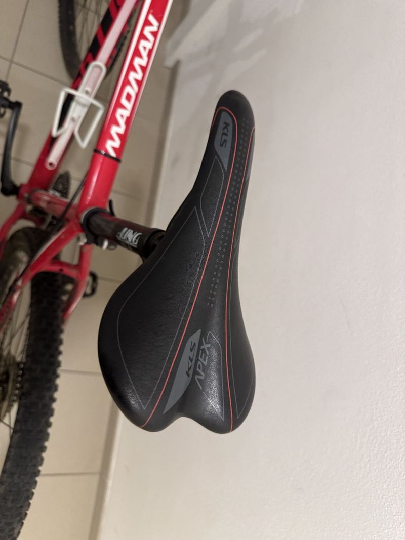 Prodám horské kolo Kellys Madman 650B – velikost L (480 mm), málo jeté (max 500 km)