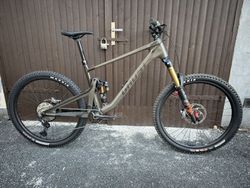 NOVÉ : GHOST Riot AM CF Full Party - XL, model 2024
