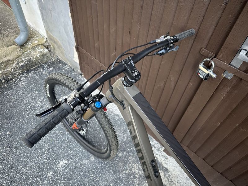NOVÉ : GHOST Riot AM CF Full Party - XL, model 2024