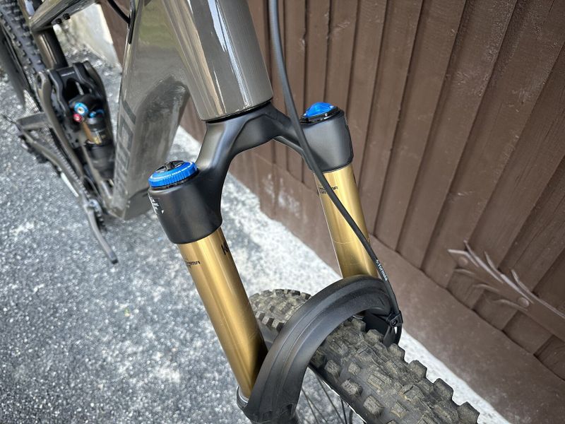 NOVÉ : GHOST Riot AM CF Full Party - XL, model 2024