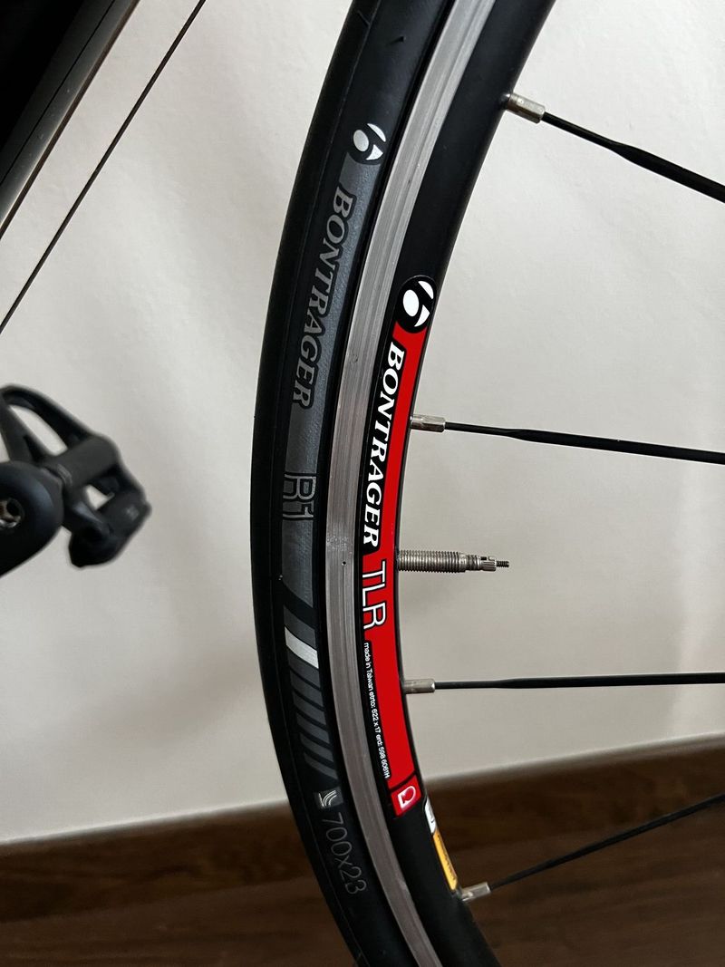 Trek Emonda černo-červené