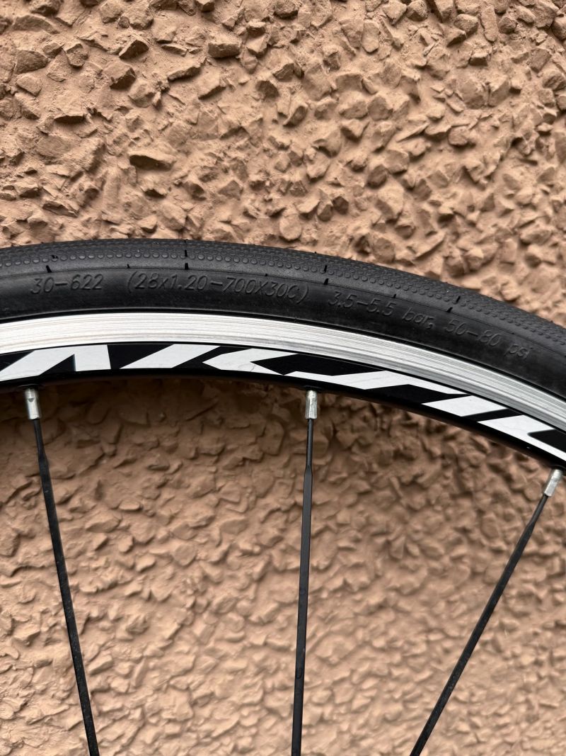 Zapletená hliníková kola Mavic Aksium Elite