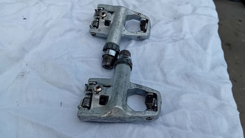 Starší silniční pedály Wellgo R4 