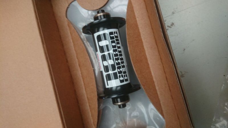 přední náboj DT SWISS 180 carbon ceramic