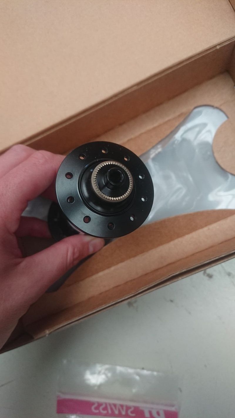 přední náboj DT SWISS 180 carbon ceramic