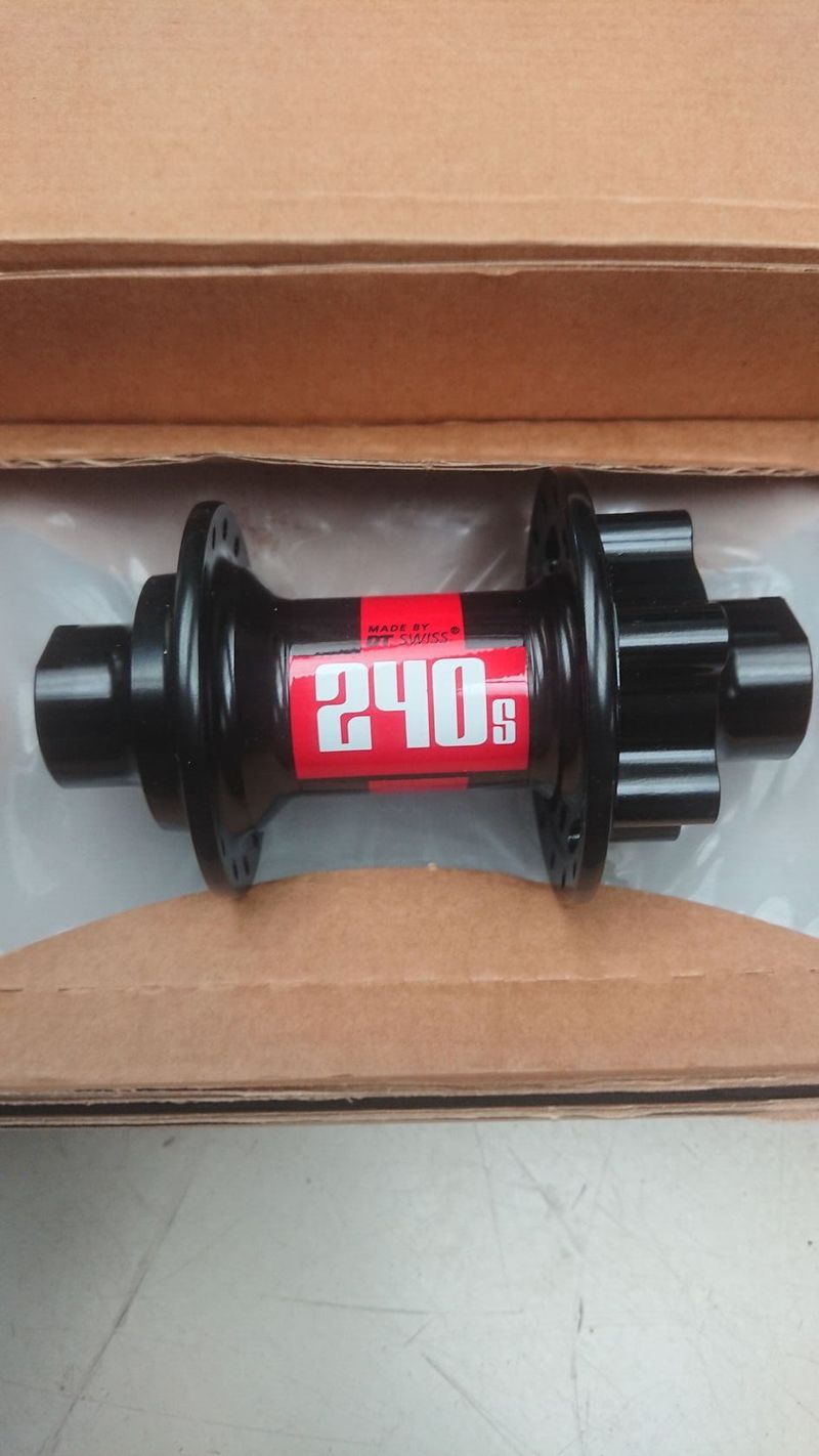 Přední náboj DT SWISS 240s
