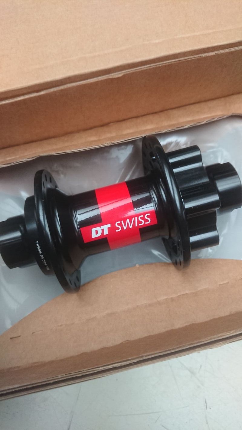 Přední náboj DT SWISS 240s