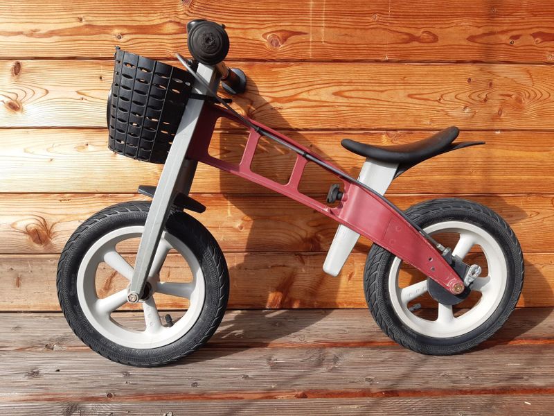 Odrážedlo First Bike s brzdou i košíkem / rezervace