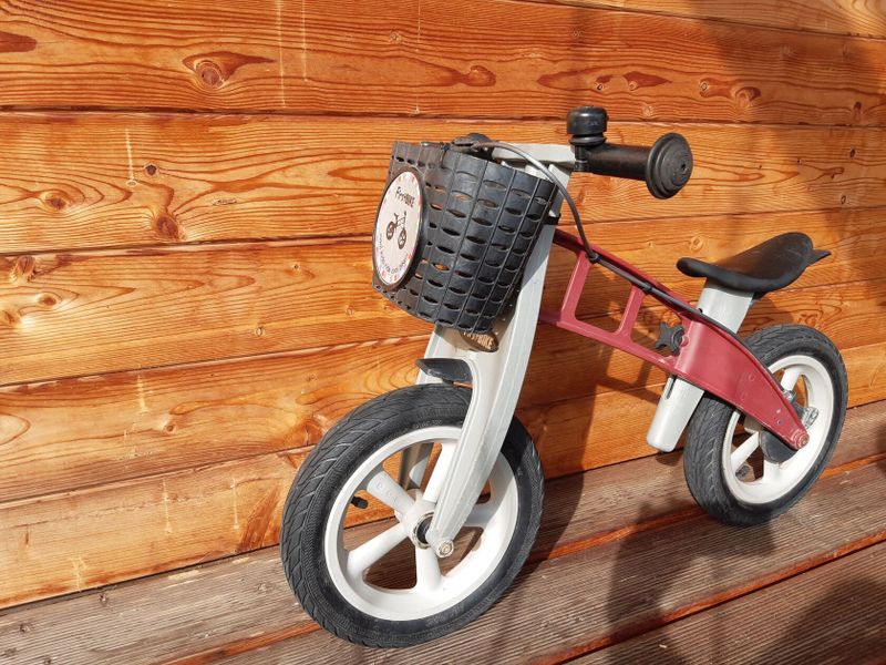 Odrážedlo First Bike s brzdou i košíkem / rezervace