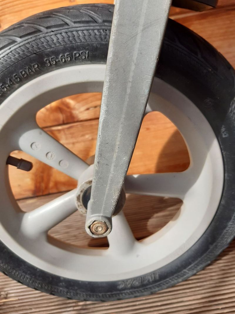 Odrážedlo First Bike s brzdou i košíkem / rezervace