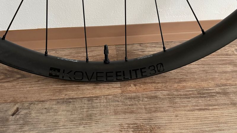 Bontrager Kovee Elite 30 Vypletená karbonová kola 