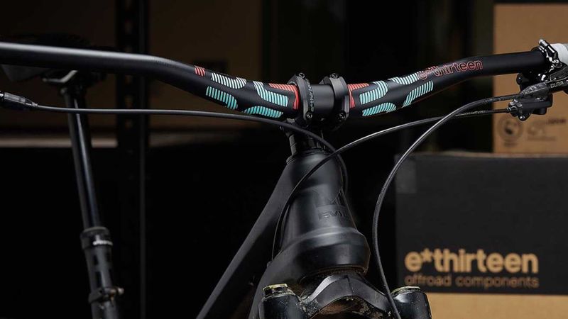 Nové E*Thirteen Race Carbon 800/35 Seafoam Red