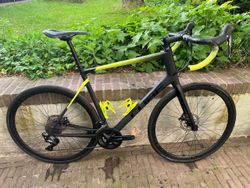 Silniční karbonové kolo Cube Attain GTC Race, Shimano 105 2x11s, disk, barva Carbon/Flashyellow