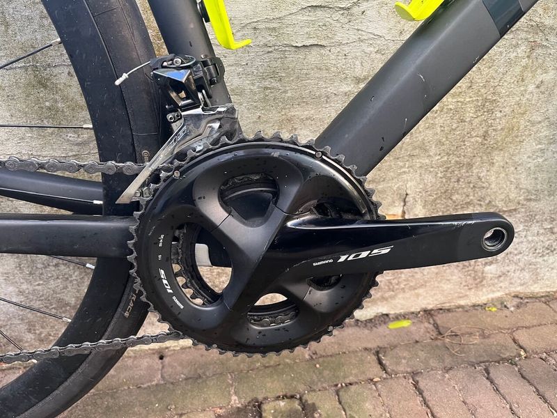 Silniční karbonové kolo Cube Attain GTC Race, Shimano 105 2x11s, disk, barva Carbon/Flashyellow