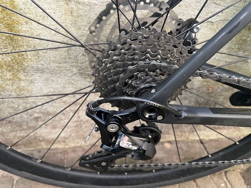 Silniční karbonové kolo Cube Attain GTC Race, Shimano 105 2x11s, disk, barva Carbon/Flashyellow