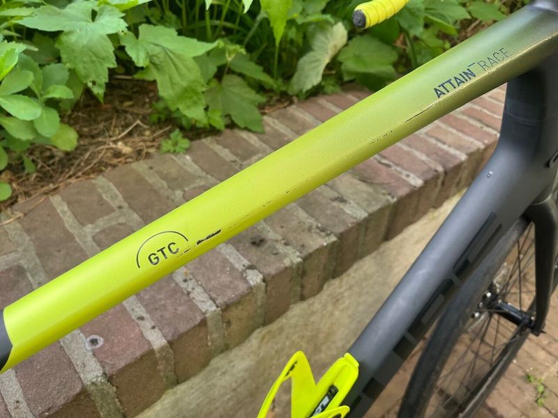 Silniční karbonové kolo Cube Attain GTC Race, Shimano 105 2x11s, disk, barva Carbon/Flashyellow