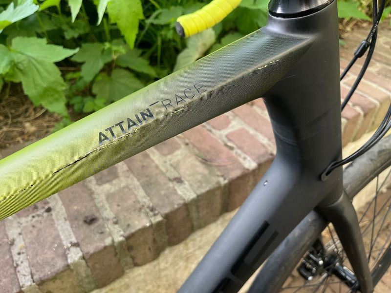 Silniční karbonové kolo Cube Attain GTC Race, Shimano 105 2x11s, disk, barva Carbon/Flashyellow
