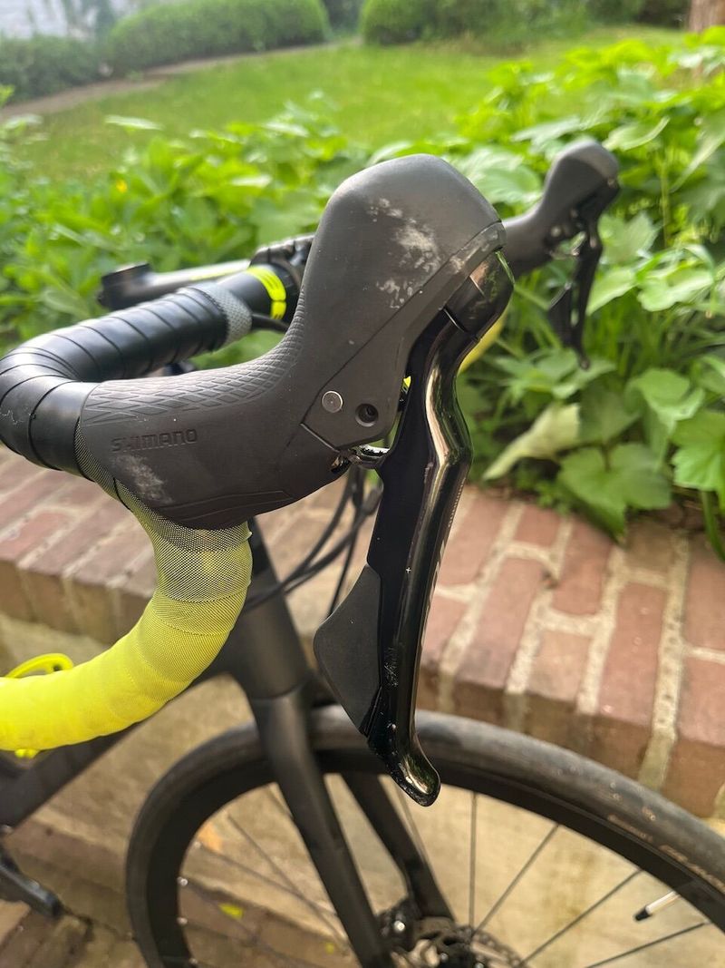 Silniční karbonové kolo Cube Attain GTC Race, Shimano 105 2x11s, disk, barva Carbon/Flashyellow