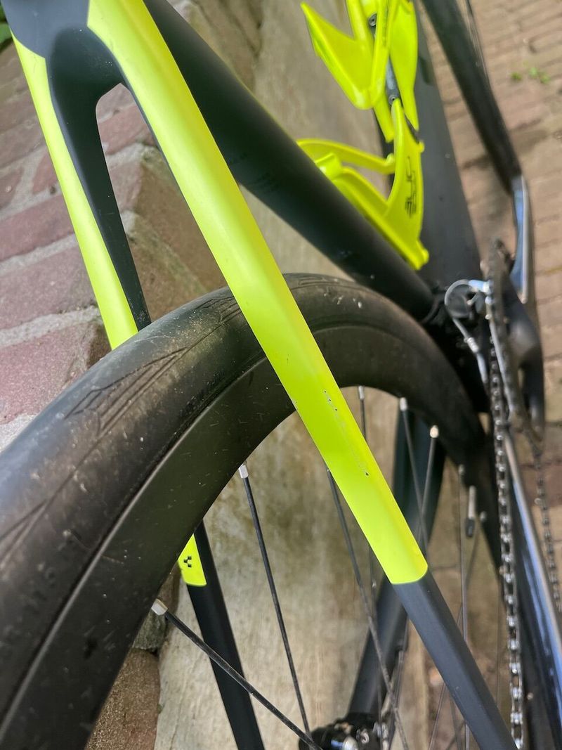 Silniční karbonové kolo Cube Attain GTC Race, Shimano 105 2x11s, disk, barva Carbon/Flashyellow