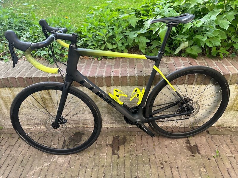 Silniční karbonové kolo Cube Attain GTC Race, Shimano 105 2x11s, disk, barva Carbon/Flashyellow