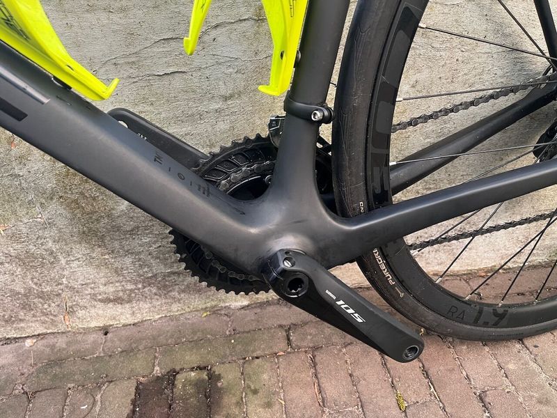 Silniční karbonové kolo Cube Attain GTC Race, Shimano 105 2x11s, disk, barva Carbon/Flashyellow