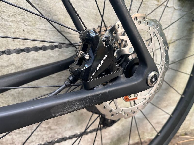 Silniční karbonové kolo Cube Attain GTC Race, Shimano 105 2x11s, disk, barva Carbon/Flashyellow